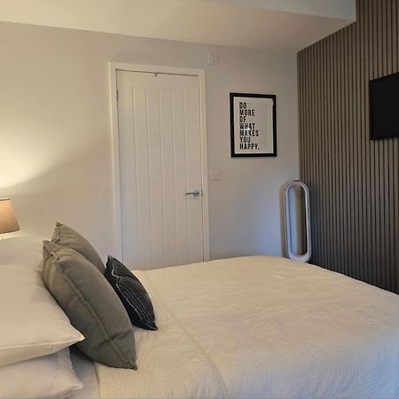 Stylish, Business Traveller Friendly Apartment, With Free Parking And Netflix Farnborough  Ngoại thất bức ảnh