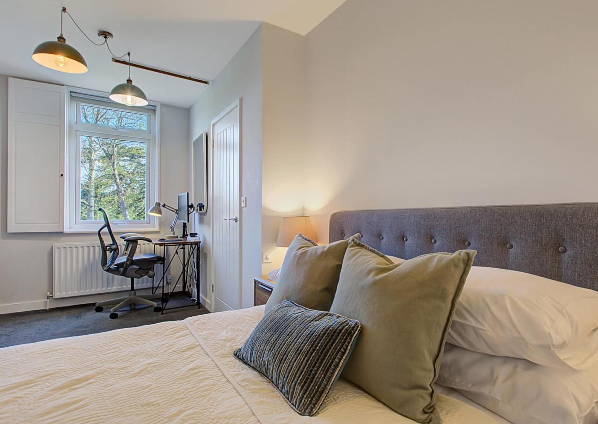 Stylish, Business Traveller Friendly Apartment, With Free Parking And Netflix Farnborough  Ngoại thất bức ảnh